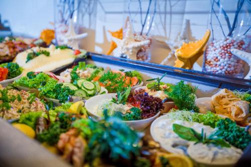 Villa del Mar في نيخوجة: خزانة عرض بأنواع مختلفة من الطعام