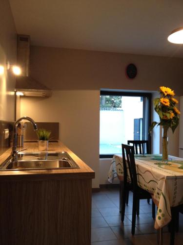 Demeure & Dépendance - Chambres d'hôtes depuis 2012にあるキッチンまたは簡易キッチン