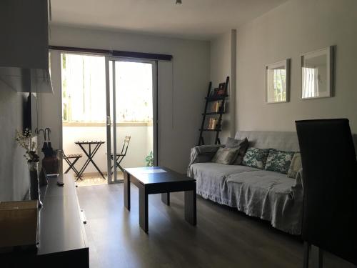 sala de estar con sofá y mesa en Vacacional Anaga ideal descanso parking gratuito en Santa Cruz de Tenerife