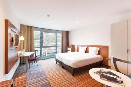 um quarto de hotel com uma cama e uma secretária em Hotel Lyon-ouest em Lyon
