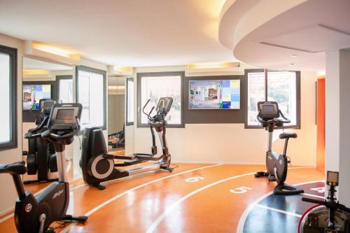 a gym with treadmills and elliptical machines at Novotel Lyon Gerland Musée des Confluences in Lyon