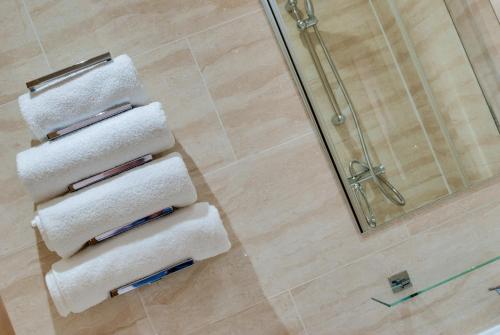 Bilik mandi di The Print Works Apartments
