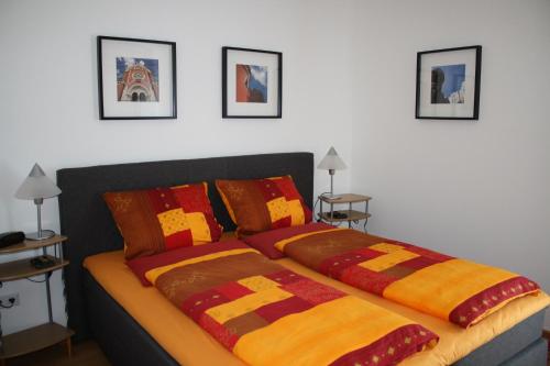 1 Schlafzimmer mit 2 Betten und bunten Decken in der Unterkunft Ferienwohnung "Ausblick" in Rötz