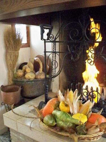 a plate of fruit and vegetables in front of a fireplace at Hotel In Sylvis in Sesto al Reghena