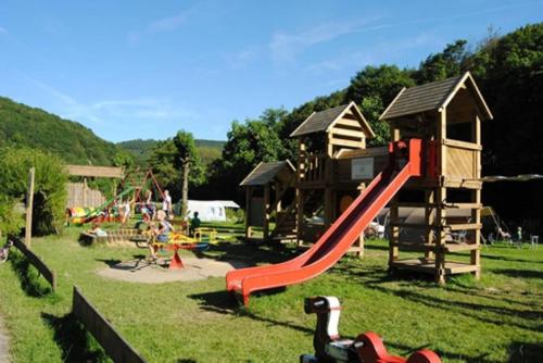 um parque infantil com um escorrega e uma estrutura de jogos em Chalet Hockslee em Goebelsmuhle