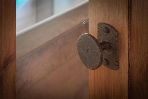a metal door knob on a wooden door at Hotel Rural Casa La Era in Galve