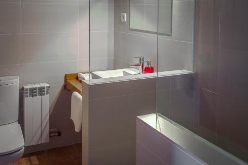 łazienka z umywalką i toaletą w obiekcie Hotel Rural Casa La Era w mieście Galve