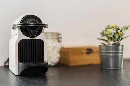 Kemudahan buat kopi dan teh di Apartments KR