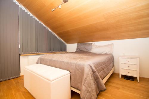 una camera con letto e soffitto in legno di Luxury Villa Reykjavík a Reykjavik