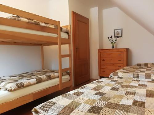Ένα ή περισσότερα κρεβάτια σε δωμάτιο στο Chalupa Blije