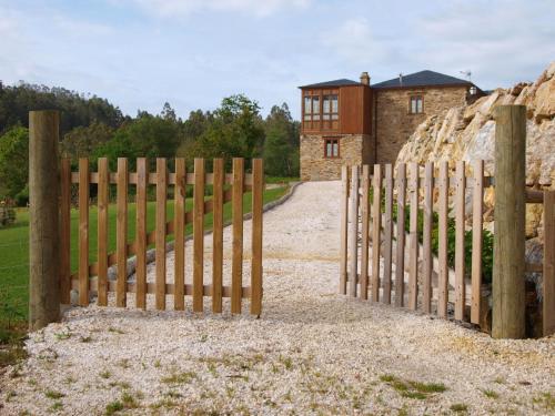 a wooden gate in front of a house at O Plantio in O Porto de Espasante