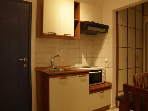 Christi Apartments A&Βにあるキッチンまたは簡易キッチン