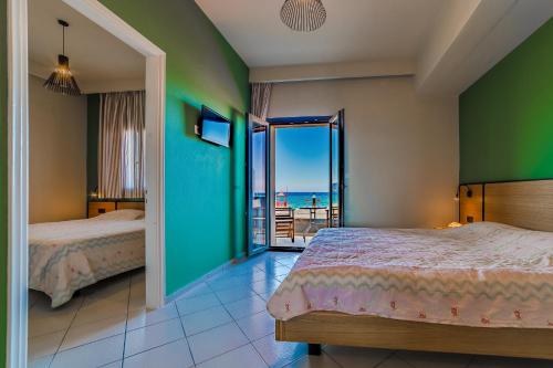 Tempat tidur dalam kamar di Tropical Beach B