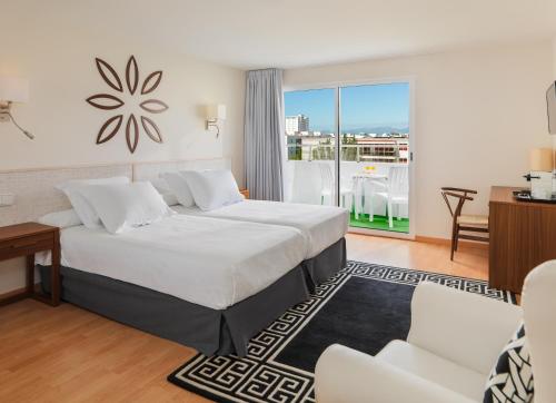 Cette chambre d'hôtel comprend un lit et un balcon. dans l'établissement H10 Delfín - Adults Only, à Salou
