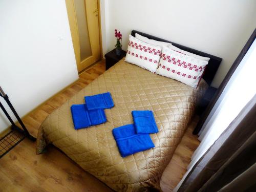 una cama con almohadas azules en una habitación en Old City Residence Riharda Vagnera, en Riga