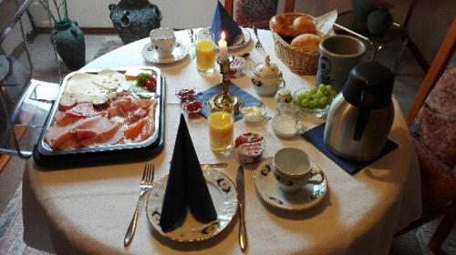 een tafel met een bord eten erop bij Gästehaus am Ahornweg in Bernkastel-Kues