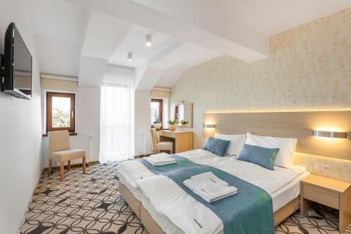 1 dormitorio con 1 cama grande en una habitación en Grand Łeba - Adults Only (13+), en Łeba