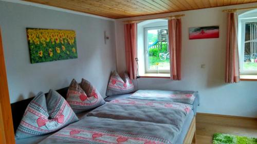 Tempat tidur dalam kamar di Ferienwohnung Maringer