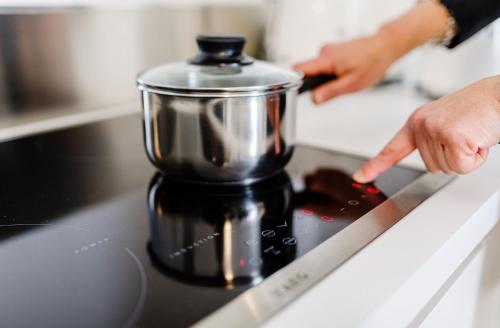 Kemudahan buat kopi dan teh di White Stylish Apartments