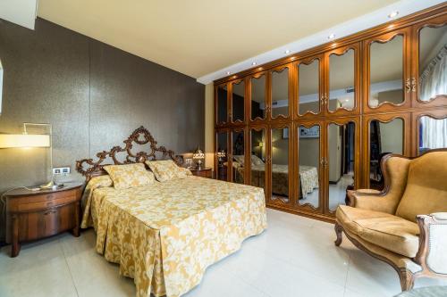 バレンシアにあるTravel Habitat Ático Ciutat Vella.のベッドルーム1室(ベッド1台、椅子付)