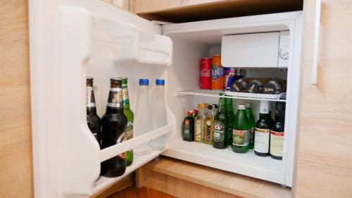 un frigorifero aperto pieno di tante bevande di Apartman Mia a Belgrado