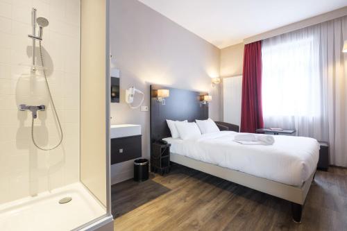 ブリュッセルにあるBest Budget Roomsのベッドとシャワー付きのホテルルーム