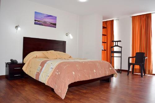a bedroom with a bed and a wooden floor at Hotel Avanty in Ipiales