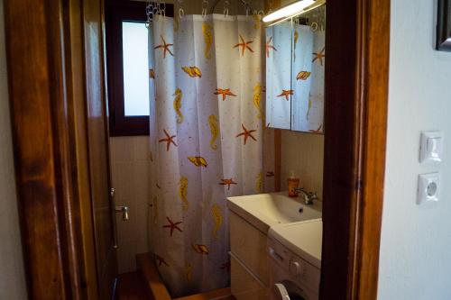 アギア・パラスカヴィにあるGarden Houseのバスルーム(シンク、魚の入ったシャワーカーテン付)