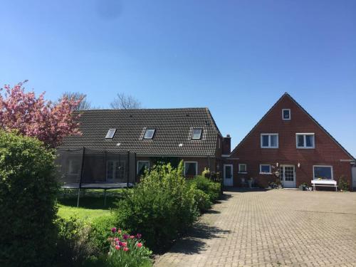 a house with a brick driveway in front of it at Zur Schatztruhe in Nordstrand