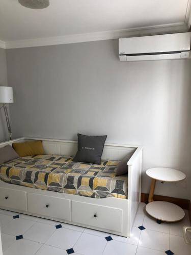 ein Schlafzimmer mit einem Bett in einem weißen Raum in der Unterkunft Fantastica vivienda en Playa de San Agustin con piscina in San Agustín