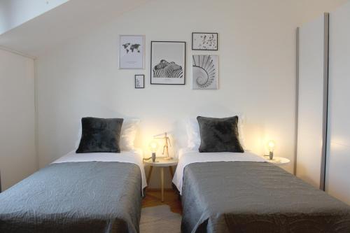2 Betten in einem Zimmer mit 2 Lampen an Tischen in der Unterkunft Marjan Hill Apartment - close to center & garage in Split