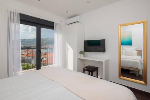 Posteľ alebo postele v izbe v ubytovaní Villa Salt - 10 people, heated pool, Trogir, near beach & Split airport