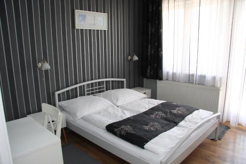 A bed or beds in a room at Villa Maria Apartman