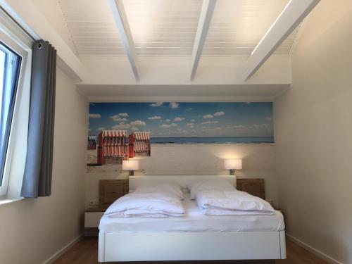 ボルテンハーゲンにあるStrandhaus Seeperleのベッドルーム1室(海の絵画付)