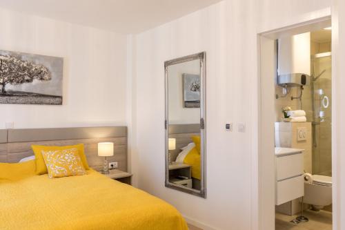 Llit o llits en una habitació de Luxury room & studio Stella Maris