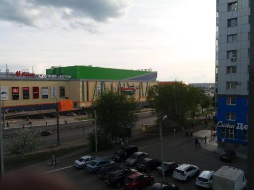 サランスクにあるApartment on Volgogradskaya 64の建物の前に車を停めた駐車場