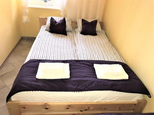 ミエンジズドロイェにあるSMM Apartament Gryf Morskie Okoの木製ベッド(枕2つ付)