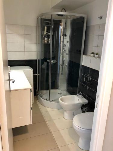 une salle de bain avec une douche, des toilettes et un lavabo dans l'établissement Residence Albert Premier, à Menton