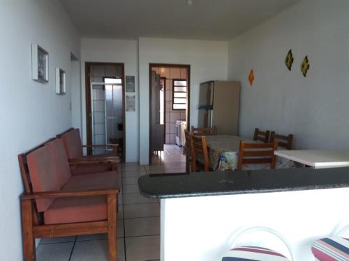 cocina y sala de estar con barra y sillas en casa na praia, en Porto Belo