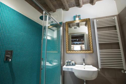 a bathroom with a sink and a shower with a mirror at Stellio Affittacamere - Guest House in Riomaggiore