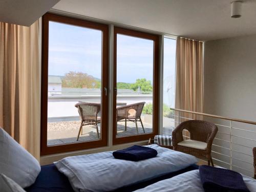 Un dormitorio con una cama y vista a un balcón. en Mini-Reihenhaus "Alte Buchdruckerei", en Heringsdorf