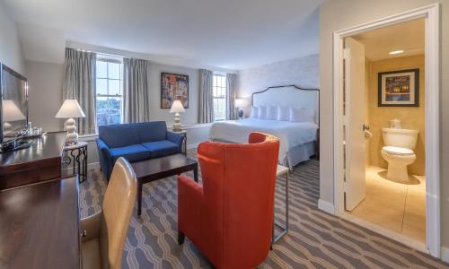 Pokój hotelowy z sypialnią z łóżkiem i biurkiem w obiekcie Georgetown Inn w Waszyngtonie