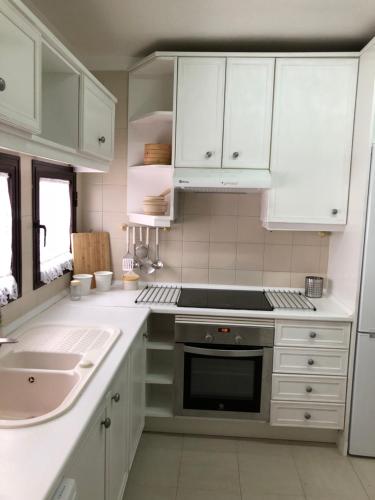 A kitchen or kitchenette at La Aurora