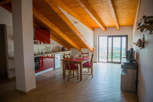 - une cuisine et une salle à manger avec une table et des chaises dans l'établissement Il Mare in Mansarda, à Agropoli