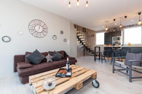 un salon avec un canapé et une table dans l'établissement Loft 3 pièces duplex 3 étoiles calme centre ville à 5 mn des plages et palais, à Cannes