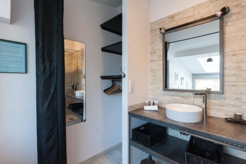 une salle de bain avec un lavabo et un miroir dans l'établissement Loft 3 pièces duplex 3 étoiles calme centre ville à 5 mn des plages et palais, à Cannes