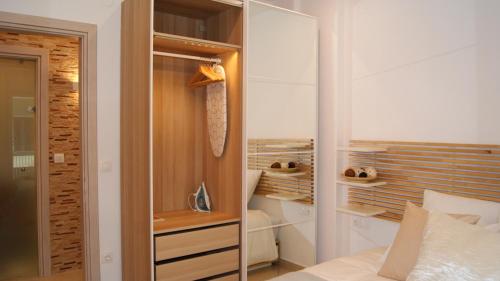 um quarto com uma cama e um closet em Brand New Luxury Apartment em Tessalônica