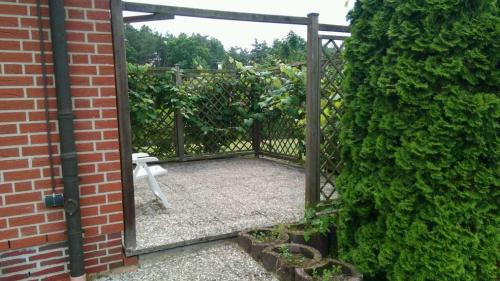 a garden gate with a bench in front of a building at Ferienwohnung Jannsen in Bad Bevensen