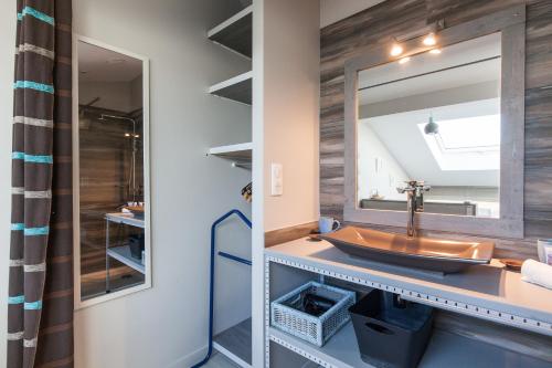 une salle de bain avec un lavabo et un miroir dans l'établissement Cocooning 3 pièces duplex 3 étoiles calme centre ville à 5mn plages et Palais, à Cannes