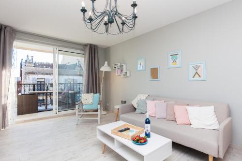 un salon avec un canapé et une table dans l'établissement Cocooning 3 pièces duplex 3 étoiles calme centre ville à 5mn plages et Palais, à Cannes